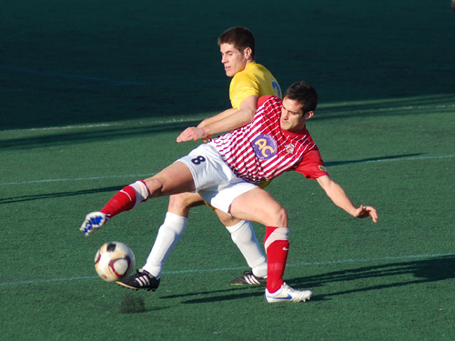Maik Molist, en primer terme, en un partit amb el Vic. (Foto: UE Vic)
