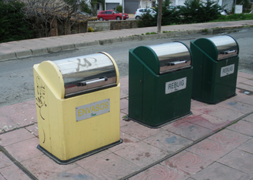 Contenidors d'escombraries a Palamós.