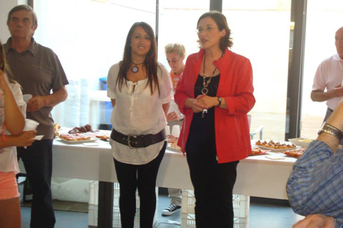 Glòria Prim, al mig, durant la inauguració de la seva exposici