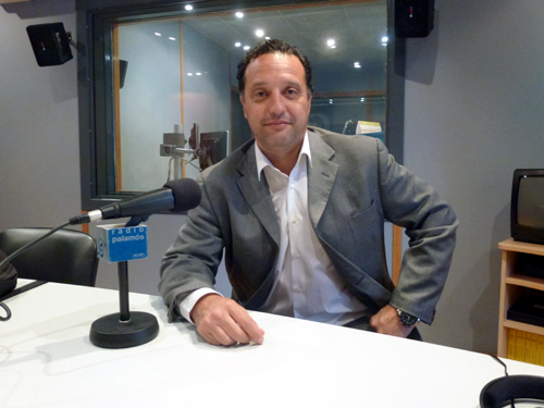 Robert Aldavert 'Robi', fotografiat als estudis de Ràdio Palamós.