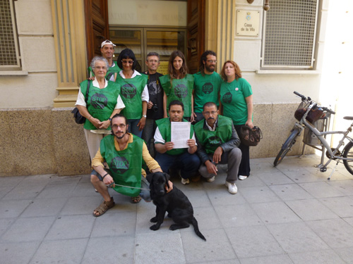 Membres de la PAH amb la instància que han presentat avui a l'Ajuntament.