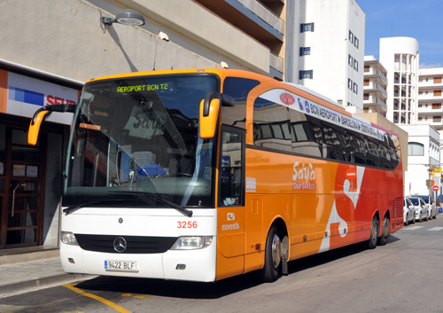 Autobús amb servei a l'aeroport de Girona a la parada de Palamós