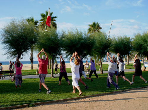 Activitat de tai-txí al passeig de Sant Antoni.