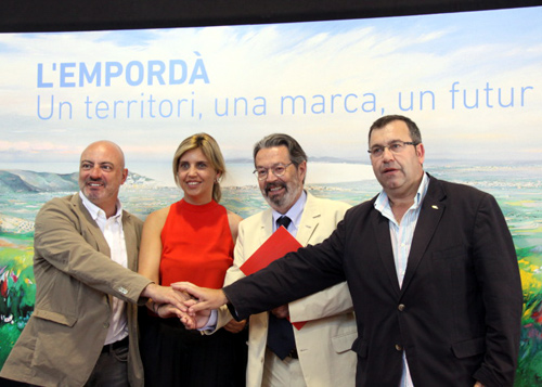 Els representants de les diferents parts firmants del conveni.