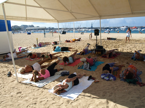 Gimnàstica suau a l'Àrea Activa de la platja Gran.