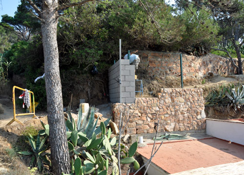 El mur que es construeix en el traçat del camí de ronda.