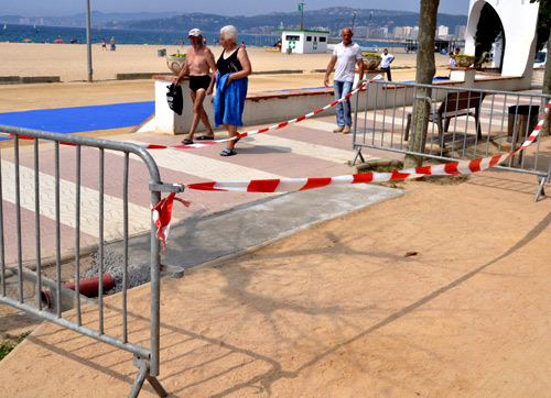 Un dels passos arranjats al passeig del Mar.