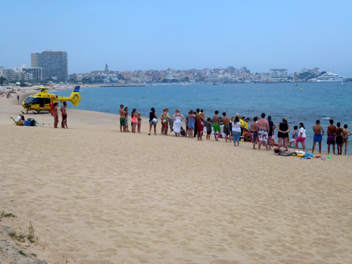 Els equips mèdics atenen la víctima, aquesta tarda a la platja d'Es Monestrí.
