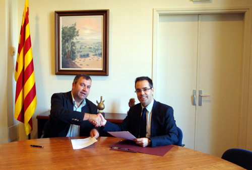 Moment de la firma del conveni entre Joan Català i Carles Sala.
