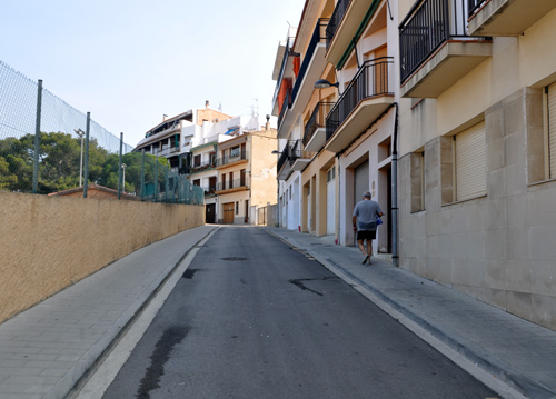 El carrer de l'Empordà té demà un nou tall de llum. (Foto: M.M.).