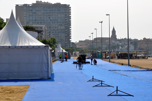 Muntatge de la Copa del Món de Triatló al passeig del Mar.