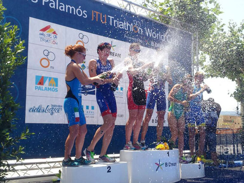 El podi amb els tres primers classificats de la Copa del Món en homes i dones. (Foto: Yeray Menéndez).