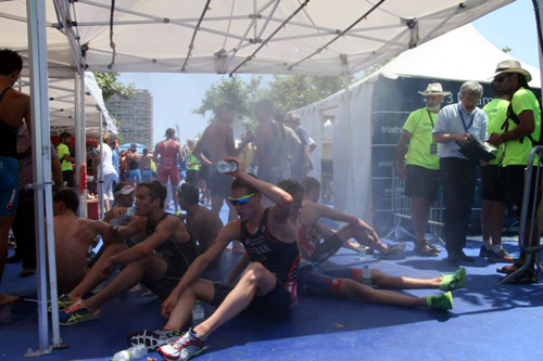 Triatletes reposant després de la competició a Palamós.