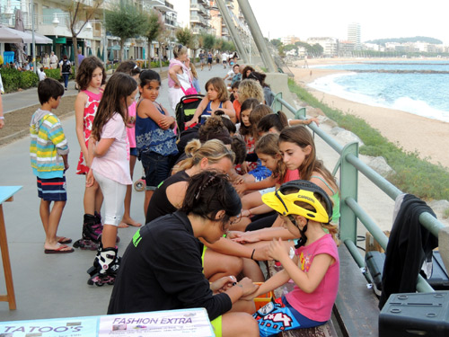 Avui hi ha taller de pintar ungles al passeig de Sant Antoni.