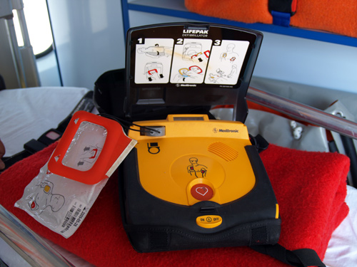 Equips de desfibrilació cardíaca en un equipament de socorrisme a la platja.