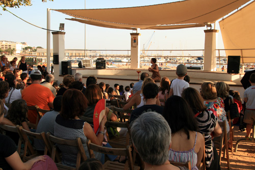 Sessió d'estiu de l'Hora del Conte, al passeig del Mar.