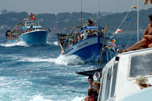 Processó marítima en honor a la Mare de Déu del Carme, en una imatge d'arxiu. (Foto: J.Lois-SAMP).