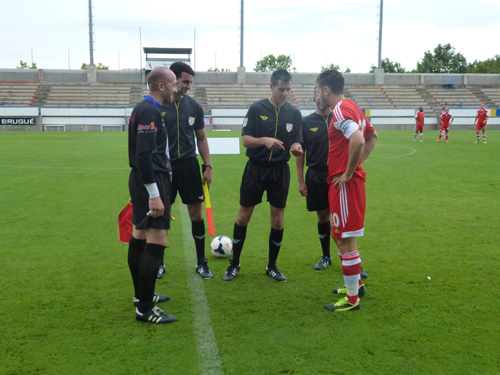 Salutació dels capitans abans de començar el Palamós-Southampton.