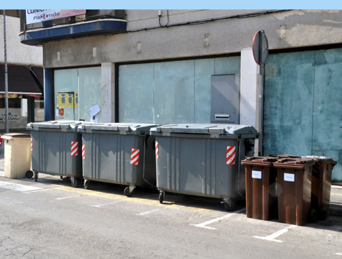 Contenidors al carrer de Santa Bàrbara, que CiU vol traure.