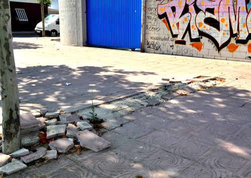 Vorera del carrer de Santiago Bañeras, a tocar del Nou Estadi.