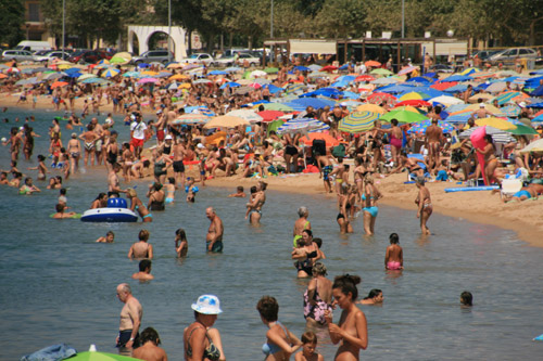 Banyistes a la platja Gran de Palamós.