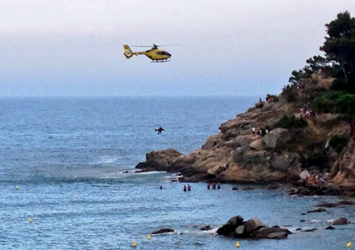 Un moment del rescat del ferit en helicòpter. (Foto: Joan Coromina).
