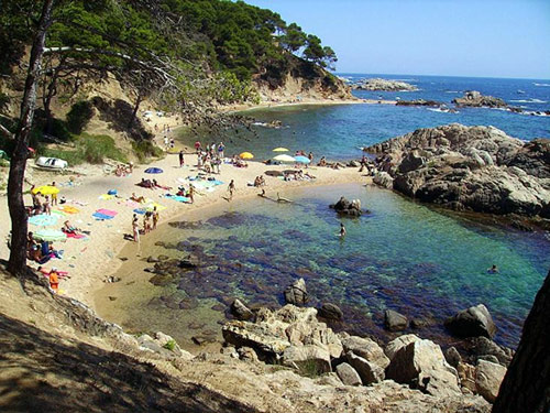 La Cala Estreta, en l'entorn natural de Castell-Cap Roig. (Foto: www.turismegirona.com)