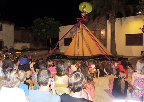 Artistes fent acrobàcies ahir a Calonge.
