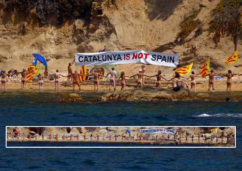 Cadena humana naturista a cala Estreta, ahir.