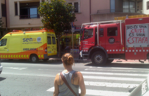 Vehicles d'emergència en la falsa alarma d'incendi.