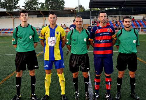 Preàmbul del partit Llagostera B-Palamós, ahir. (Foto: UE Llagostera).