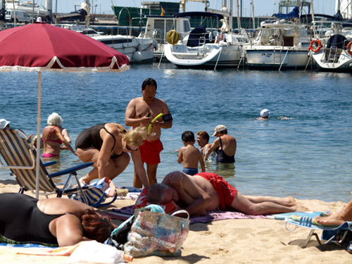Les activitats a la platja obliguen a protegir-se del sol.