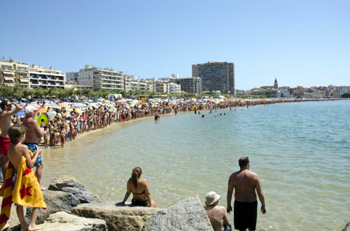 Cadena humana a la platja Gran de Palamós, ahir.