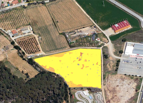 En groc, la parce·la de terreny destinada a l'àrea d'esbarjo