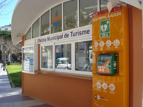 El desfibril·lador situat a l'oficina de turisme del passeig del Mar.