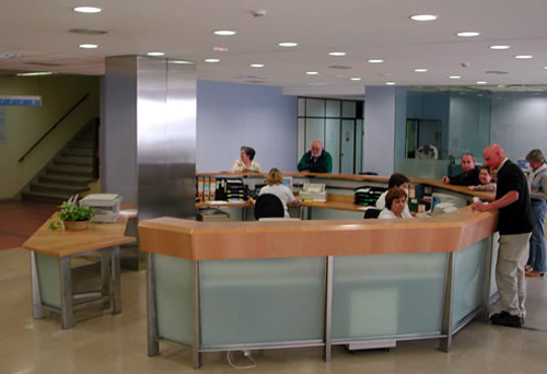 Recepció central de l'hospital de Palamós.