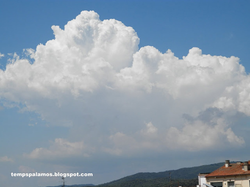 Nuvolades damunt les Gavarres, ahir a la tarda. (eltempspalamos.blogspot.com).