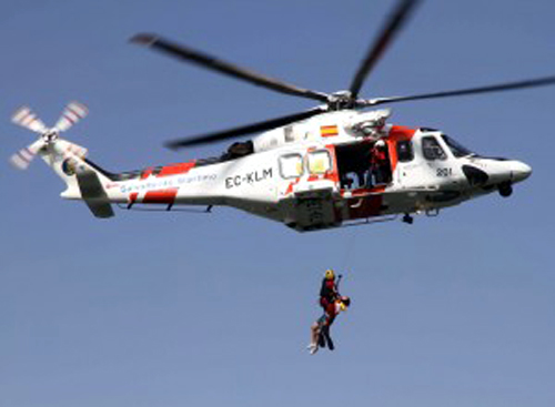L'helicòpter rescata un dels nàufrags.