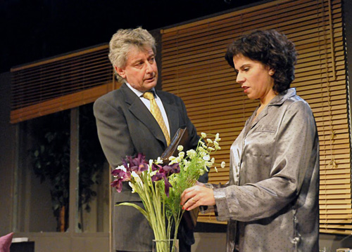 Joan Sarquella i Carme Ferrés en una escena de 'L'amant'. (Foto: Gespa Teatre).