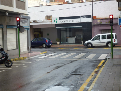 Els semàfors situats al final del carrer de López Puigcerver.