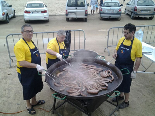 Coent botifarres, ahir a l'aparcament del passeig del Mar.