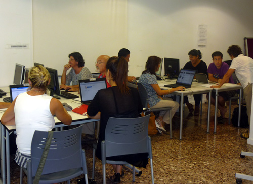 Classes d'informàtica bàsica, en el marc dels cursos ocupacionals.