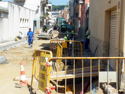 Conductes de clavegueram als carrers del 'Palamós millora'.