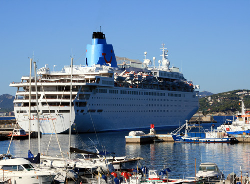 El creuer Thomson Dream al moll comercial del port de Palamós.