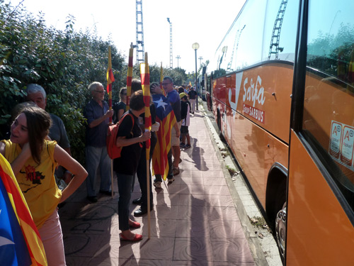 Autocars sortint de Palamós cap a la manifestació de la Diada de 2012.
