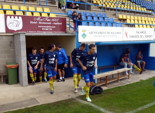 L'equip saltant sortint al terreny de joc