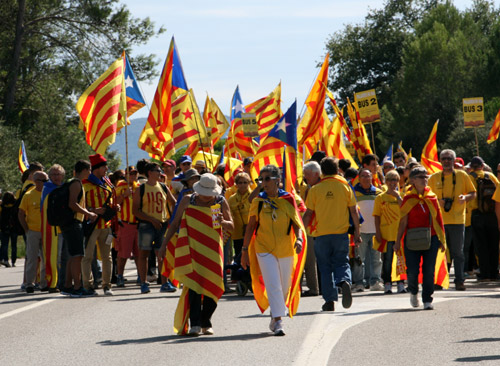 La gent de Palamós marxant a cobrir el seu tram de la Via Catalana.