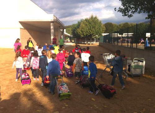 Alumnes del Vila-romà entren aquest matí, per primer cop, a la nova escola.