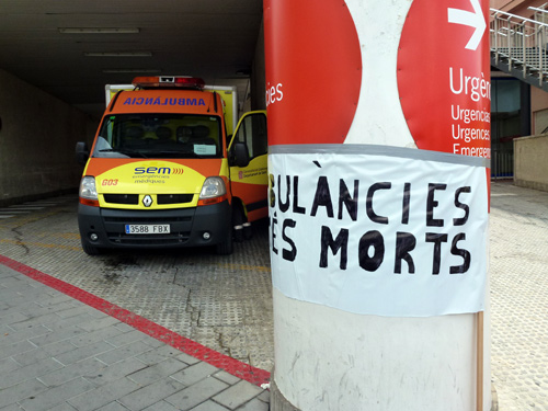Reivindicació dels treballadors de les ambulàncies, davant el servei d'urgències de l'hospital de Palamós.