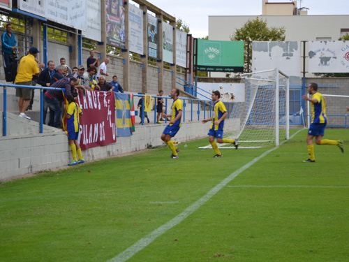 Javi Revert celebra un dels dos gols que va fer ahir. (Foto: Josep Cama).